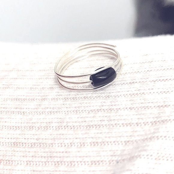 NEW: CHIC & STYLISH•ONYX GEMstone•Adjustable•Silver Wrapped Ring•Unisex Jewelry - Picture 4 of 16